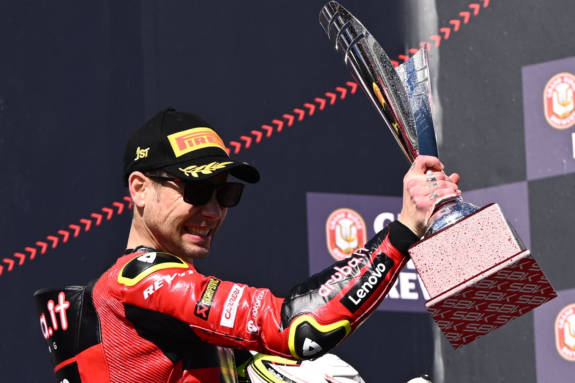 El español Álvaro Bautista (Ducati), vigente campeón del mundo de Suerbikes, celebra su victoria en la Carrera 2 de Phillip Island,. EFE/ Joel Carrett