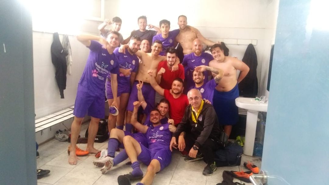 Foto de familia del equipo aficionado del CD Medinense tras el ascenso