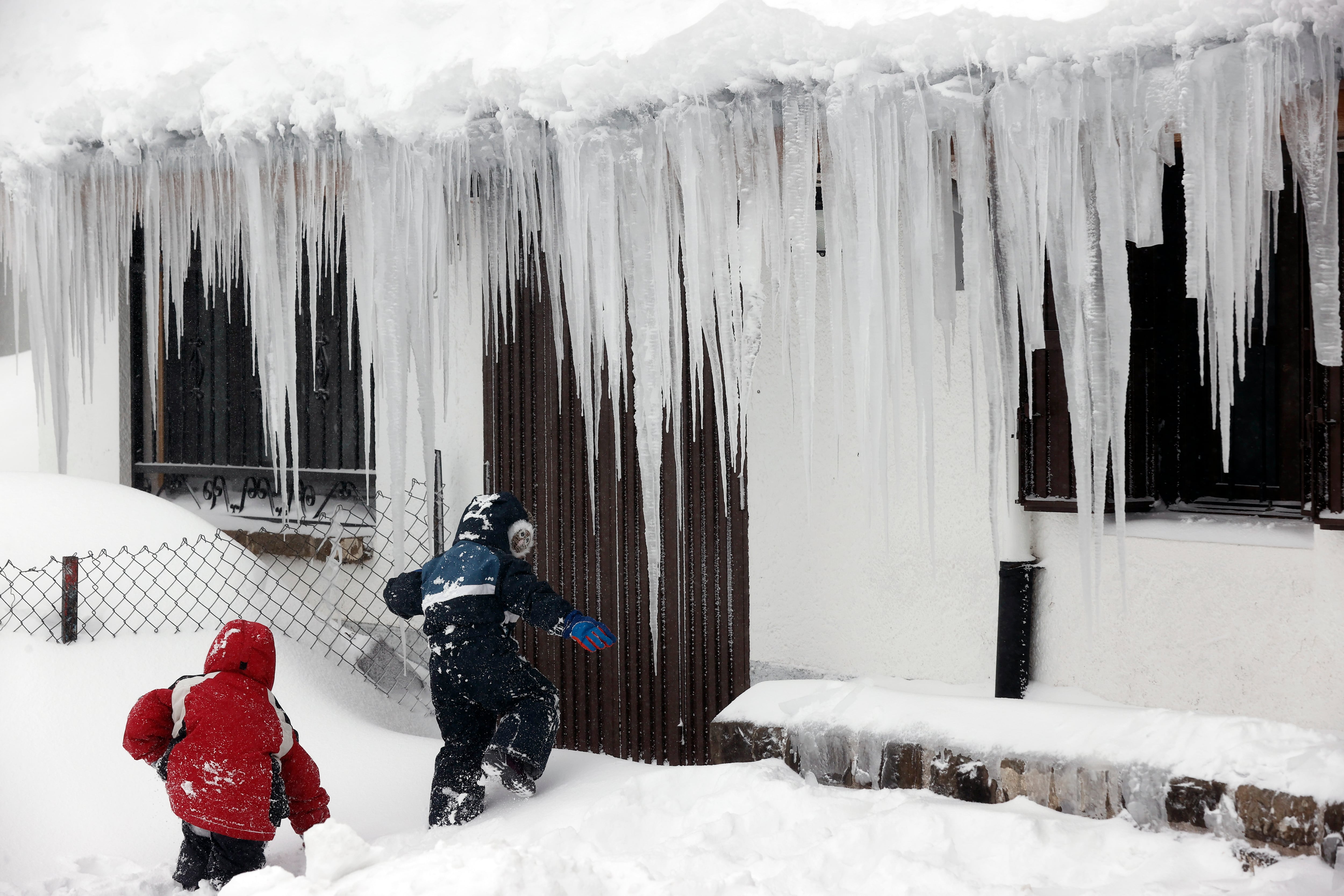 Grandes carámbanos de hielo cuelgan del tejado de la Venta Juan Pito en el inicio del puerto de Belagoa este sábado en Belagoa, Navarra.