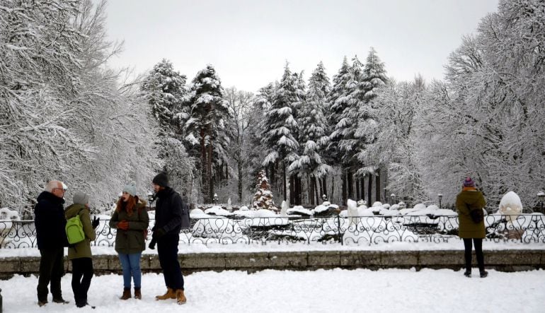 Los jardínes del Palacio Real de La Granja, en Segovia, después de la nieve caída en las últimas horas que ha superado los doce centímetros. 