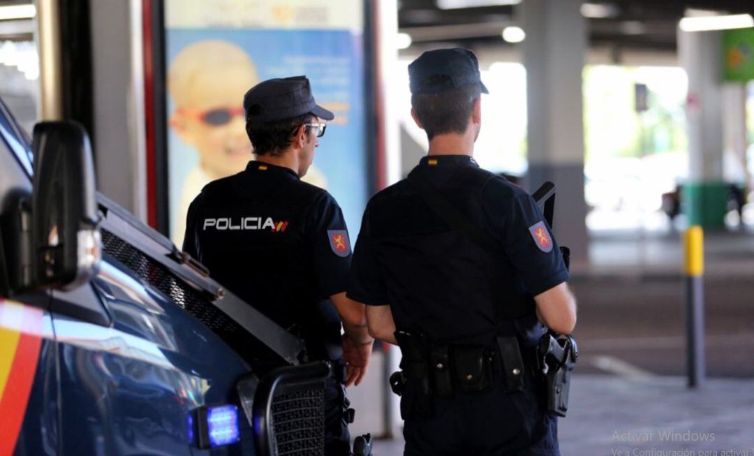 Dos agentes de la Policía Nacional.