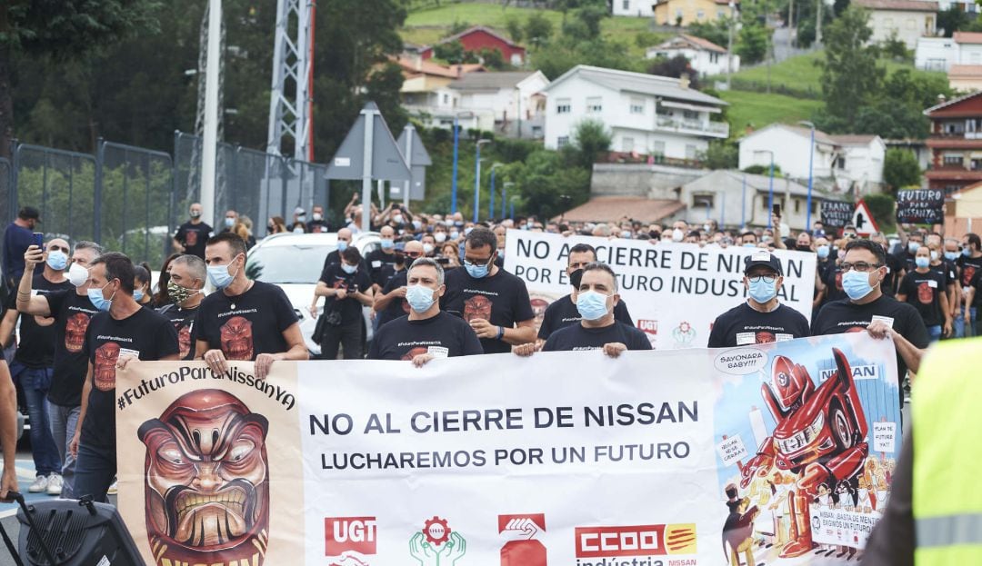 Trabajadores de Nissan Barcelona con pancartas ante la fábrica de la compañía en Los Corrales de Buelna, Cantabria.