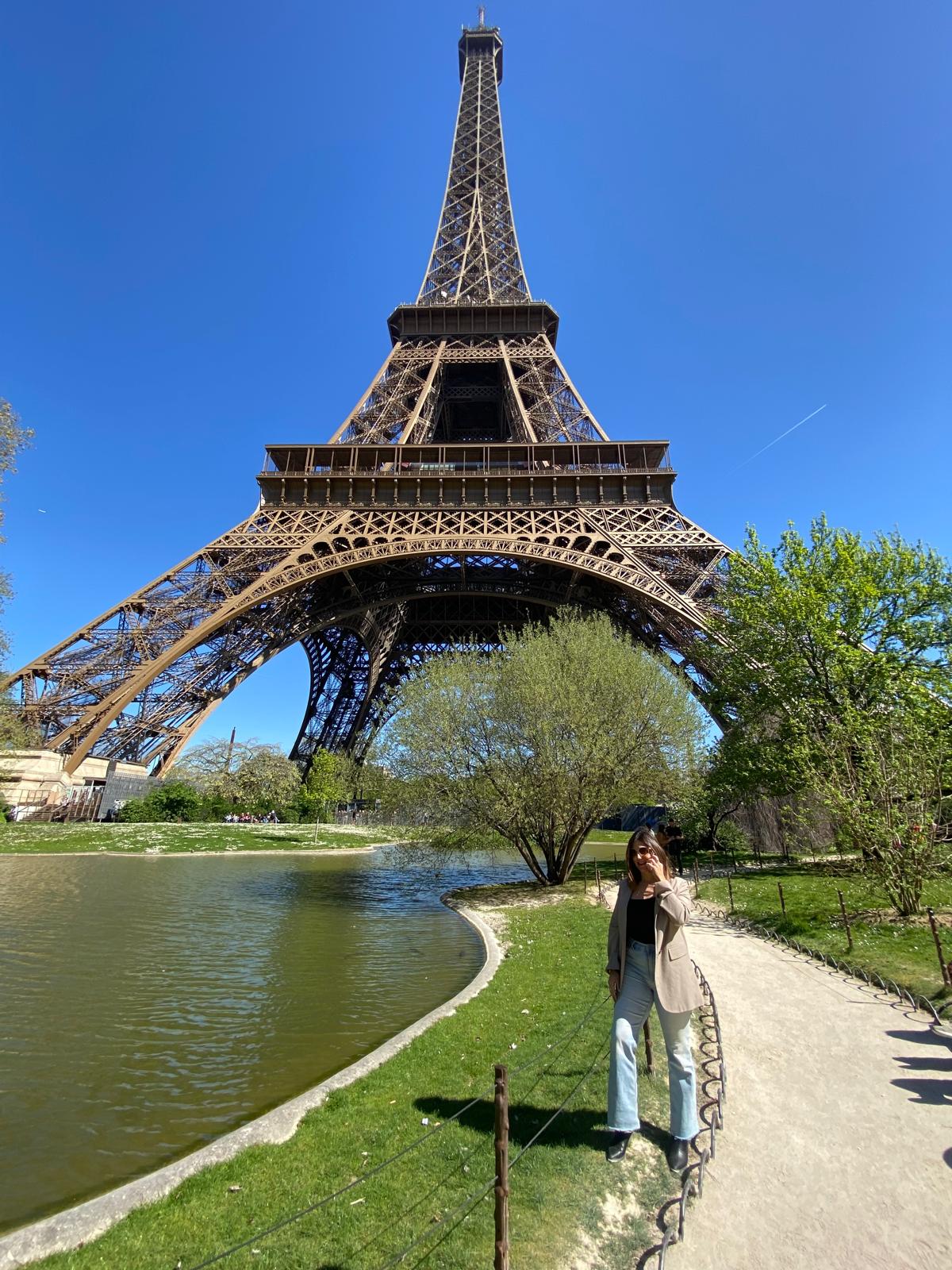 Pepa Sanz Alarcón a los pies de la Torre Eiffel mientras atiende la llamada del programa Hoy por hoy Murcia.