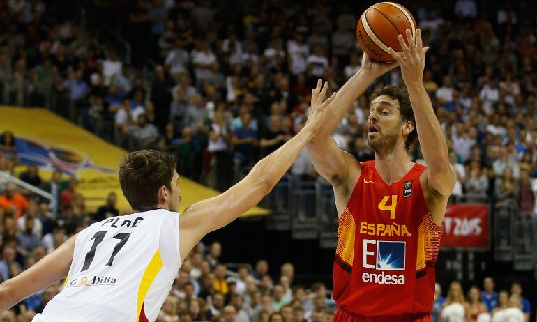 El jugador de la selección española, Pau Gasol, lanza a canasta durante un partido ante Alemania.