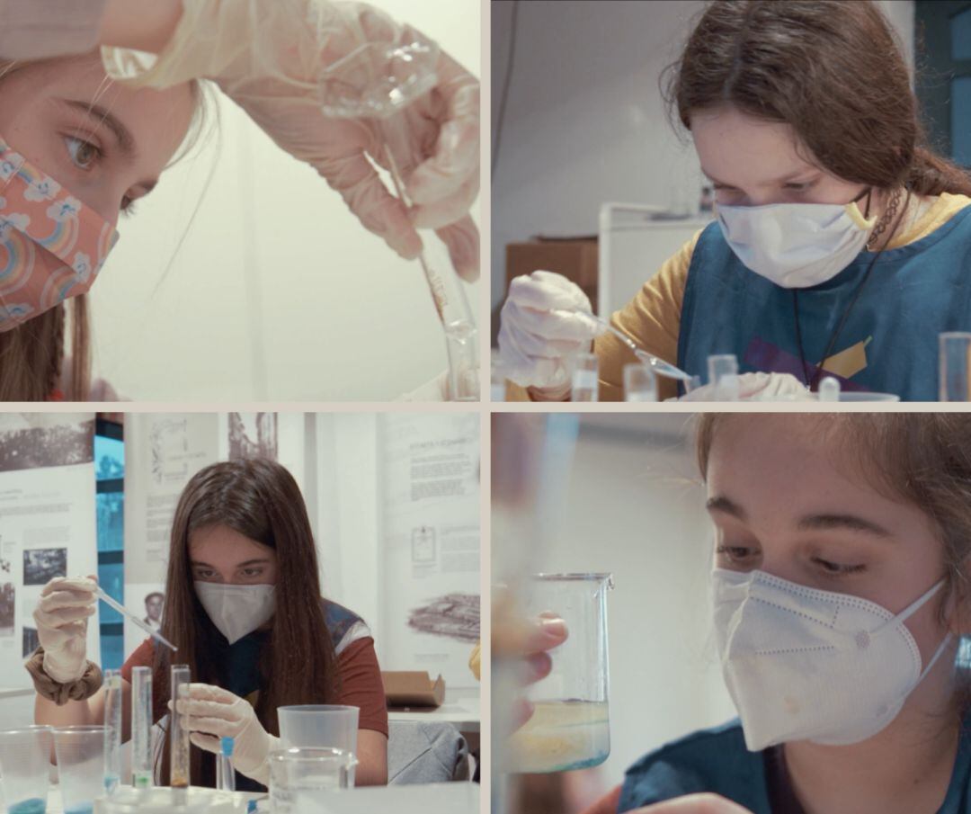 Jóvenes adolescentes en un laboratorio