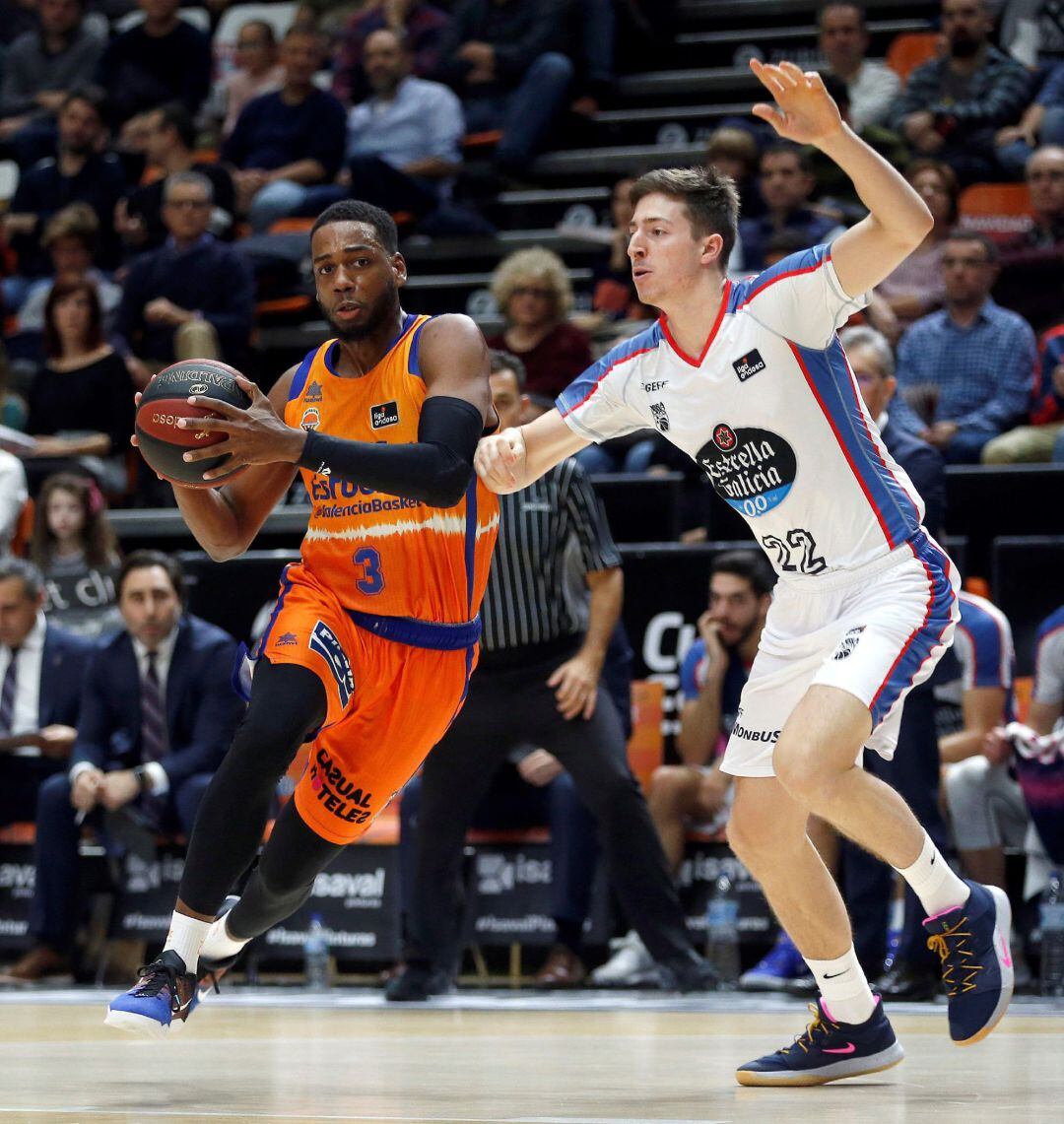 El escolta del Valencia Basket Jordan Loyd disputa la posesión con el alero del Monbus Obradoiro Álvaro Muñoz, durante el partido de la undécima jornada de Liga Endesa, disputada este domingo en el Pabellón Fuente de San Luís