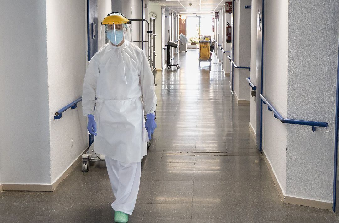 Los sanitarios siguen combatiendo el virus.