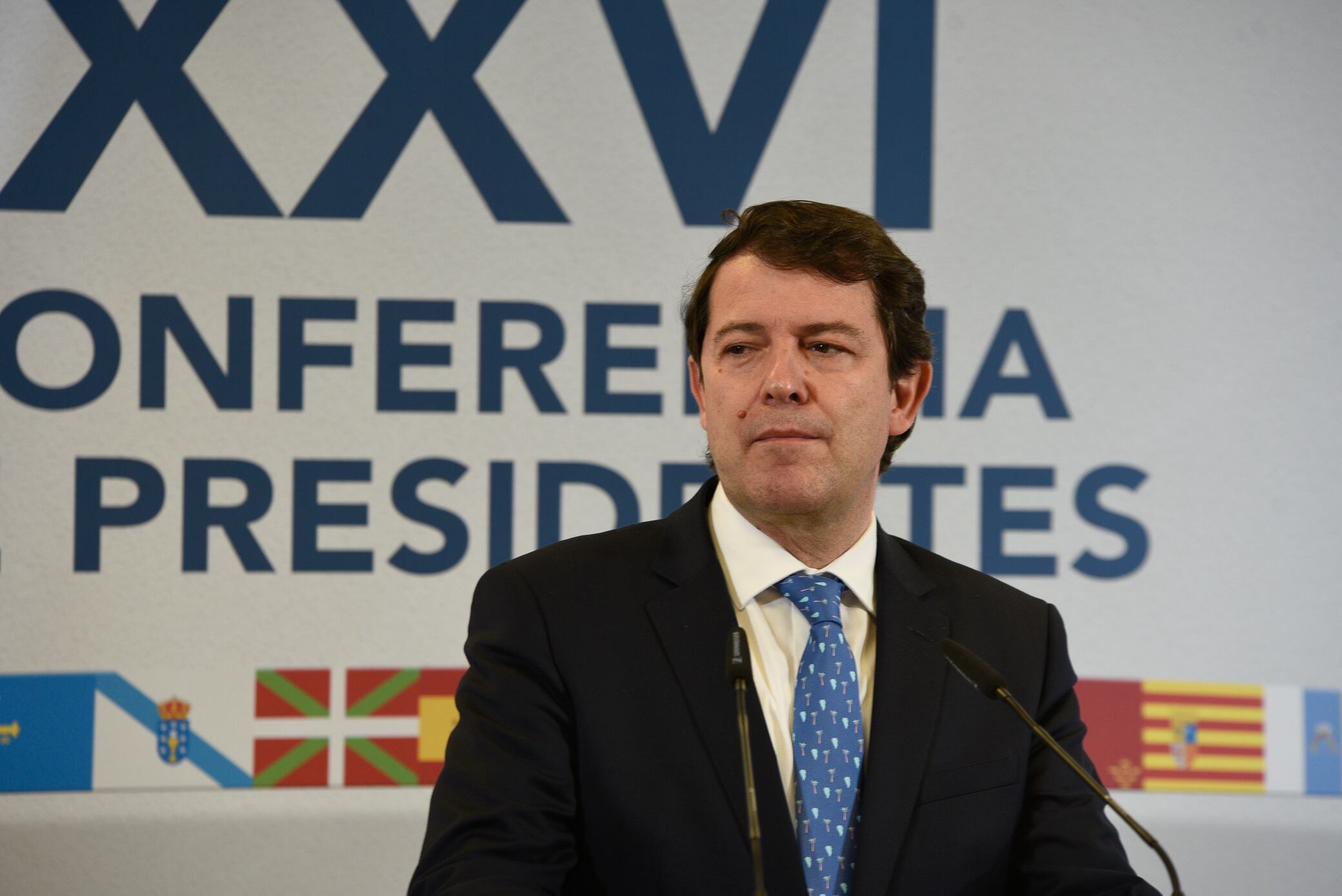 LOS LLANOS DE ARIDANE (LA PALMA), 13/03/2022.- El presidente de Castilla y León, Alfonso Fernández Mañueco, atiende a los medios de comunicación tras la reunión de la XXVI Conferencia de Presidentes se ha celebrado este domingo en el Museo Arqueológico Benahoarita, en la localidad de Los Llanos de Aridane (La Palma). EFE/Miguel Calero
