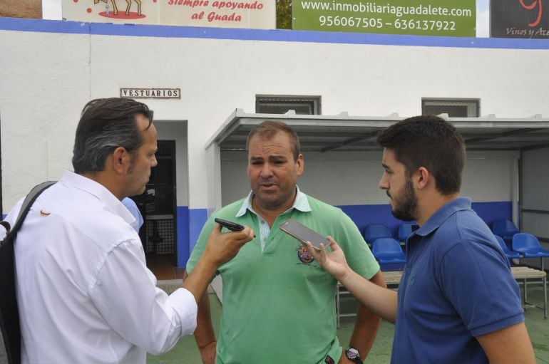 Javi Rivas aendiendo a los periodistas al término del partido ante el Utrera