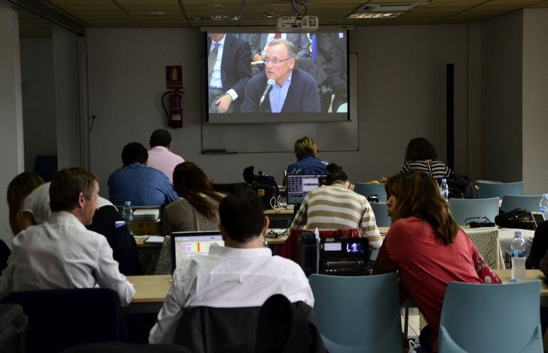 Monitor instalado en la sala de prensa de la sede de la Escuela Balear de la Administración Pública de Palma, desde donde los medios de comunicación siguen el interrogatorio a Marco Antonio Tejeiro.