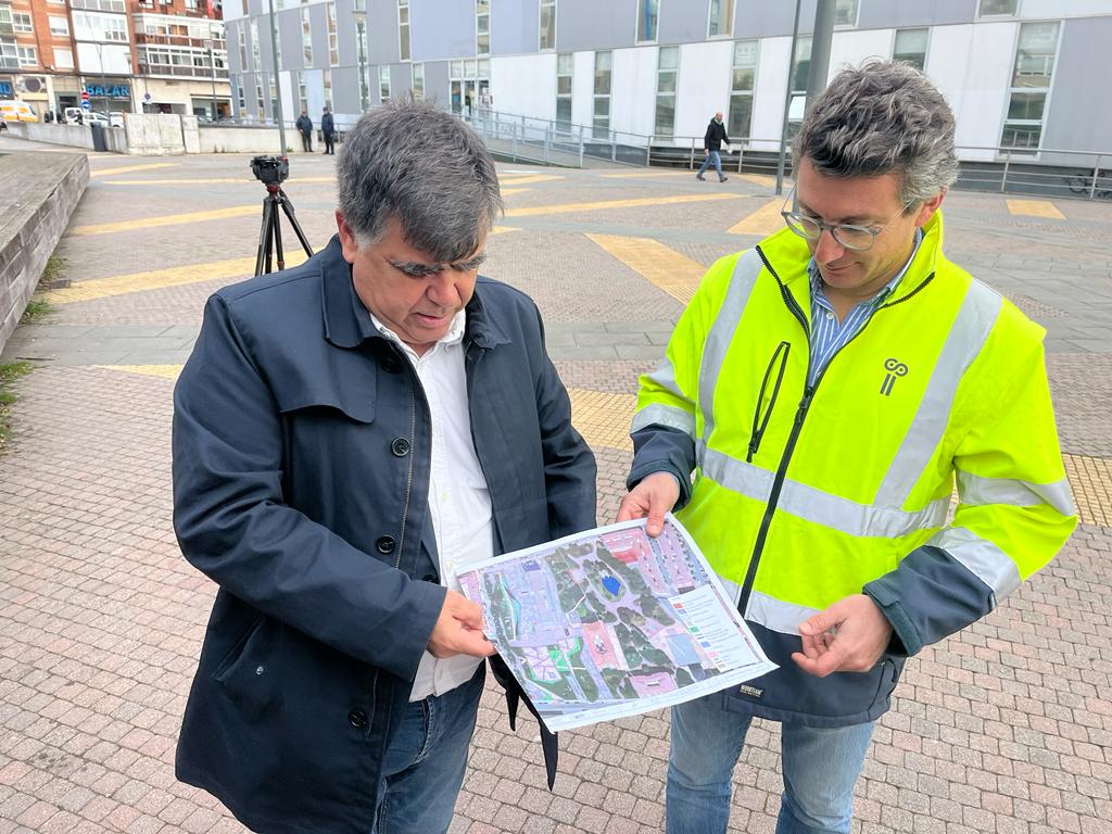 El concejal de Fomento, Manuel Manso, inspecciona la zona de intervención en el Parque Félix de Gamonal