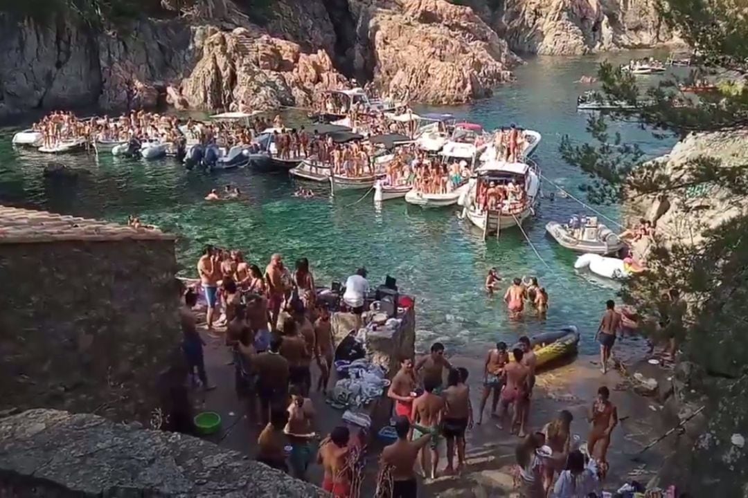 Frame d&#039;un vídeo penjat a Twitter en què es poden veure embarcacions a la cala de Massoni el 12 de juliol de 2019