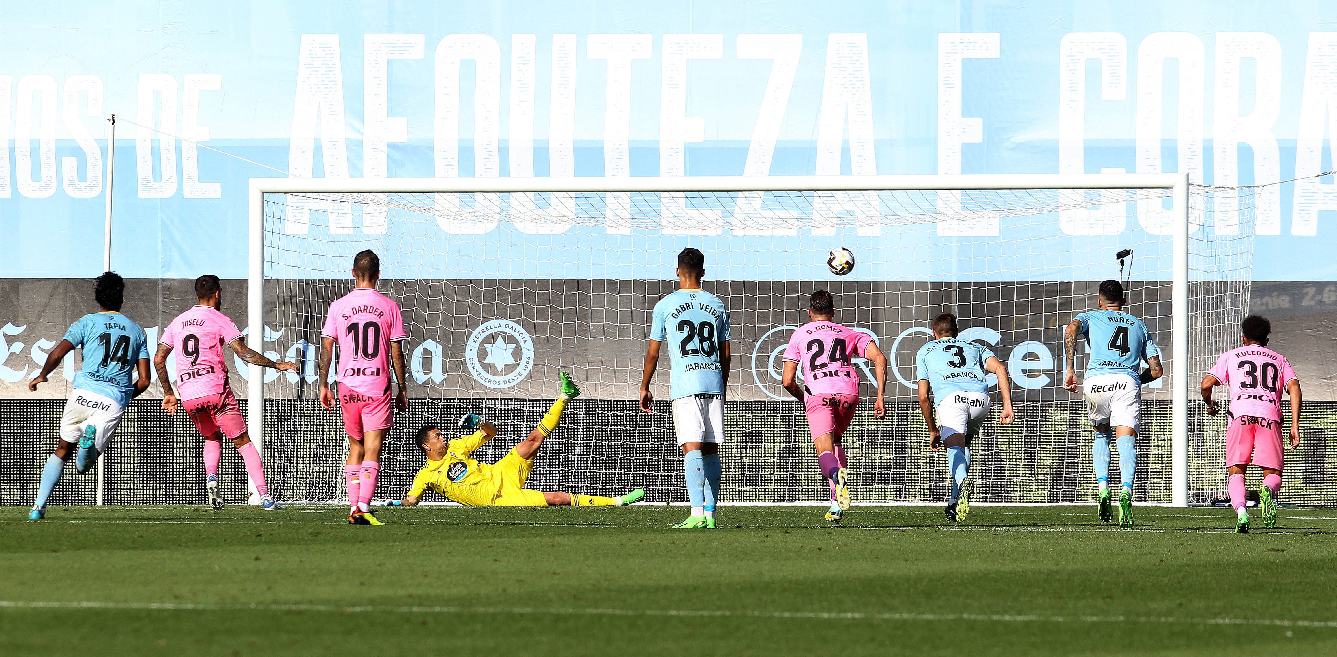 VIGO (PONTEVEDRA), 13/08/2022.- El delantero del Espanyol Joselu (2i) marca gol de penalti ante el Celta en el partido de la primera jornada de Liga celebrado en el estadio Balaídos de Vigo. EFE/Salvador Sas
