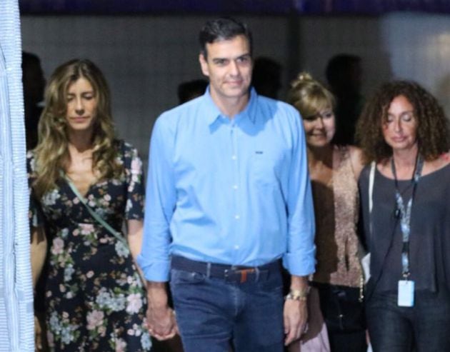 La llegada de Pedro Sánchez al FIB junto a su esposa