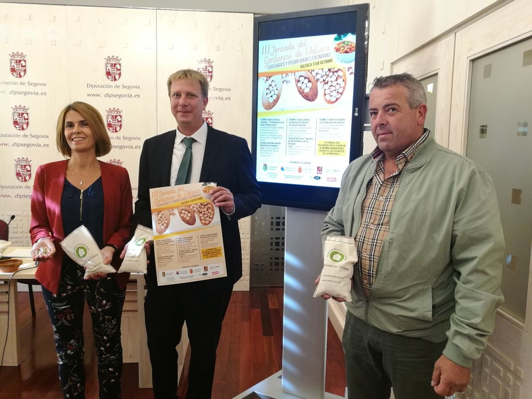 Magdalena Rodríguez diputada de Prodestur, Alfonso Gil alcalde de Valseca y Adolfo Manso presidente de los productores de garbanzos durante la presentación de la III Jornada de esta legumbre