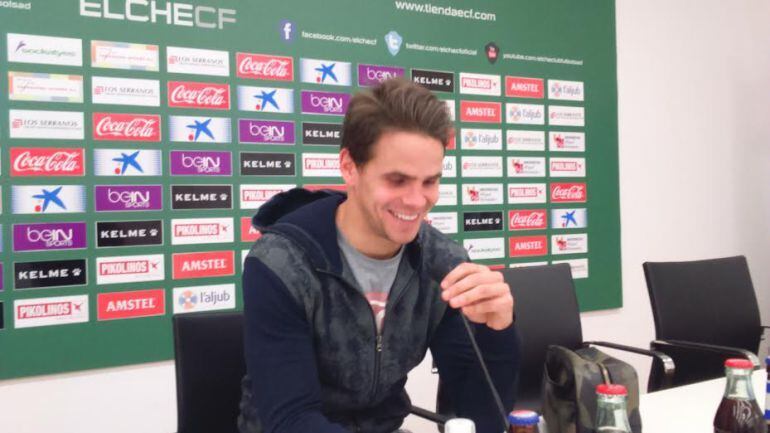 Hugo Álvarez se mostraba feliz en la Sala de Prensa del Elche C.F.