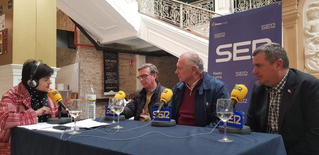 También ha pasado por el programa el presidente del Paso Blanco, Lázaro Soto (centro) y Alberto Secada (dcha.)