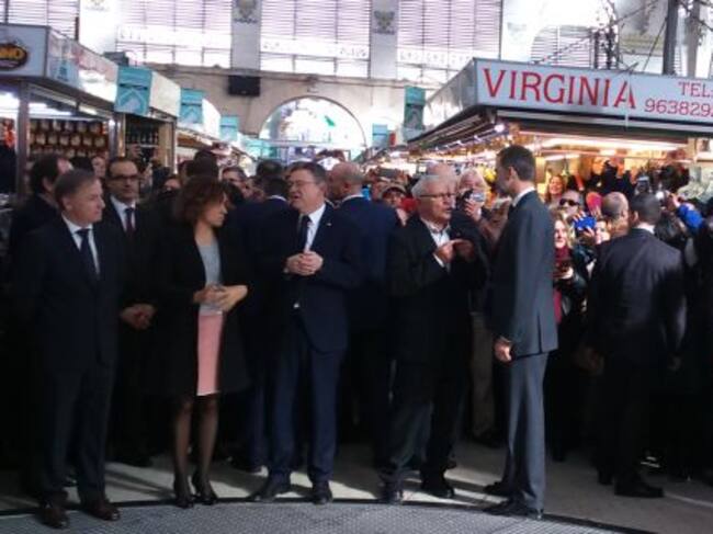 El President Puig conversa con la Ministra Dolors Montserrat y el Alcalde Ribó departe con Felipe VI