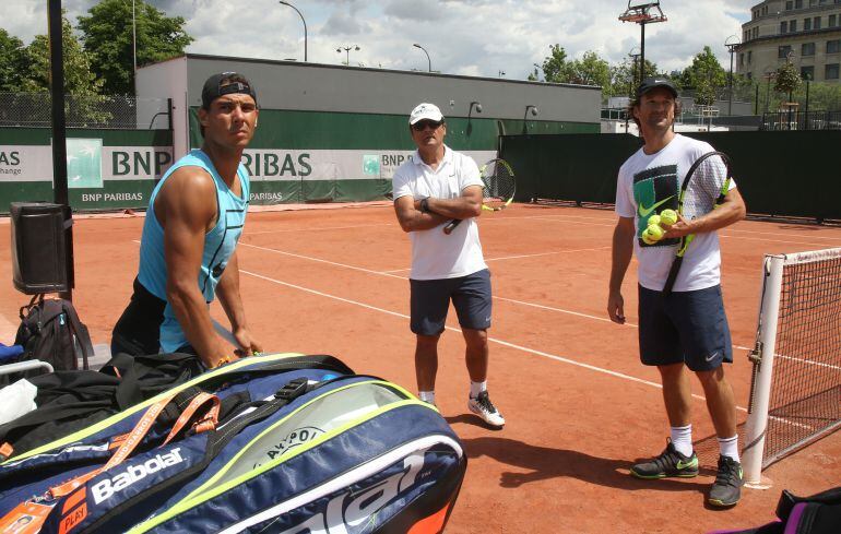 Toni Nadal con Rafael Nadal y Carlos Moyá.