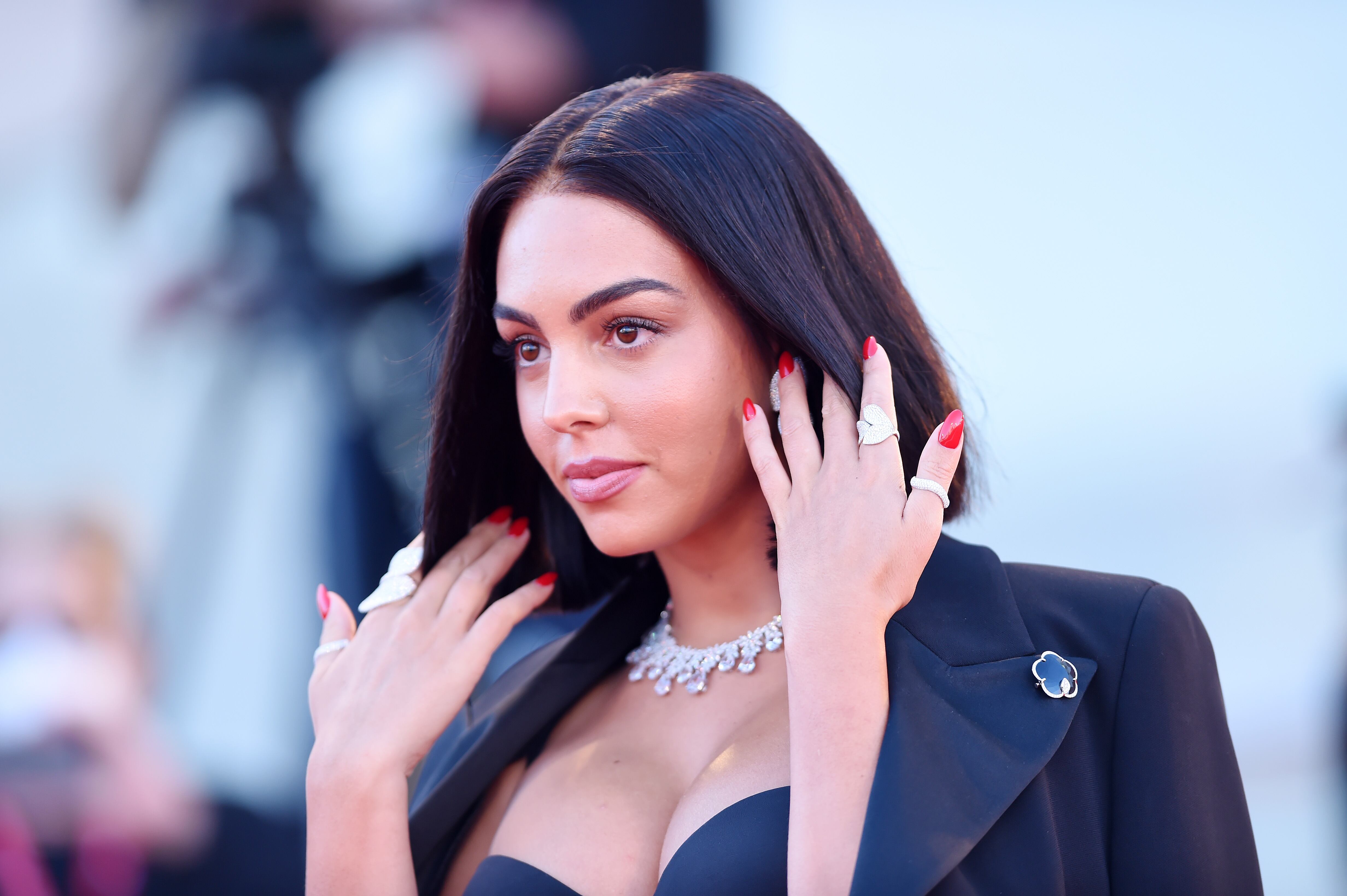 Georgina en la alfombra roja de 'Madres Paralelas'.