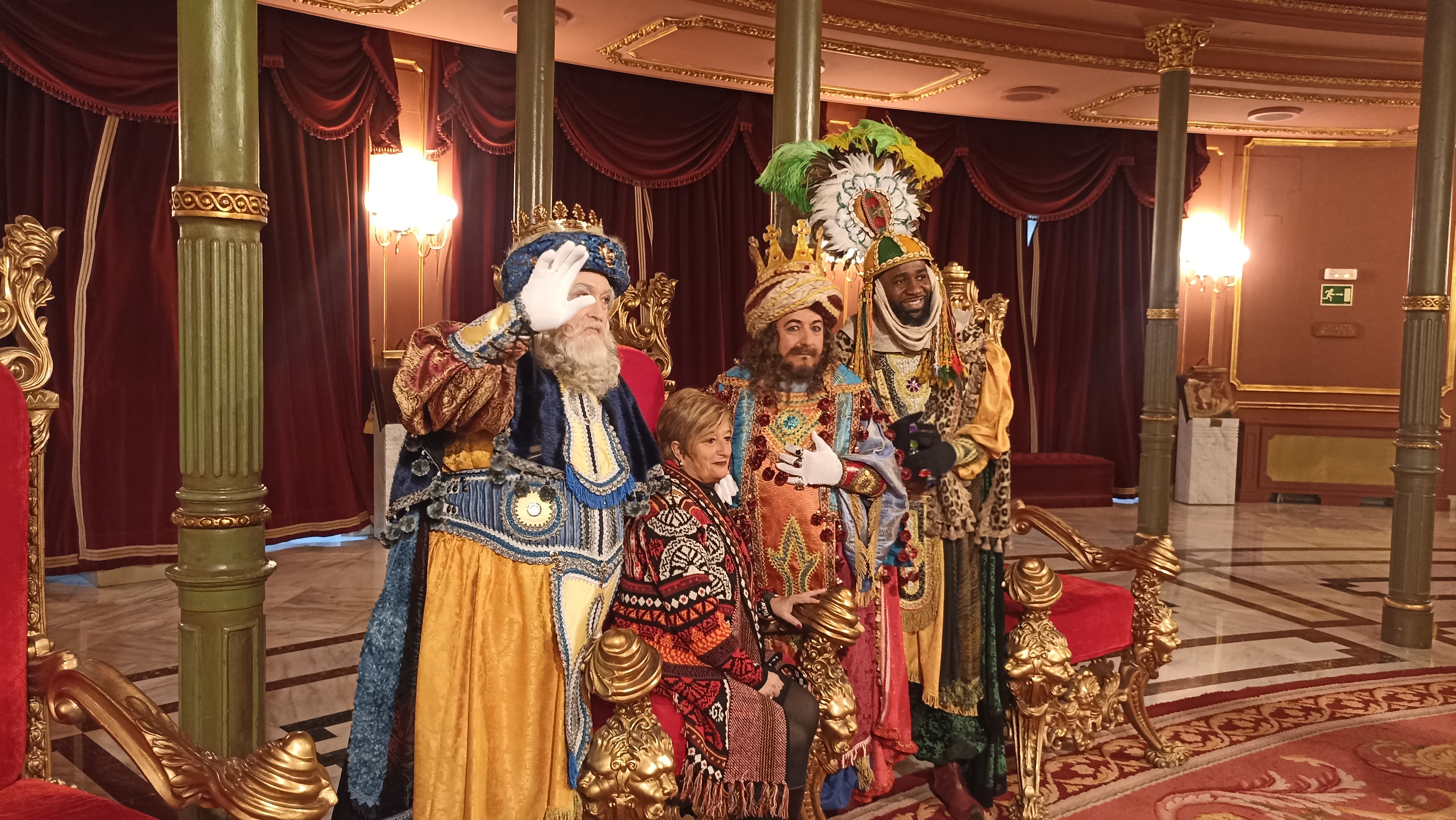 Los Reyes Magos con Itziar Urtasun, concejala de Fiestas en el Teatro Arriaga