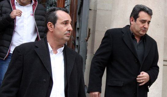 Els germans Bustos, a la sortida del jutjat