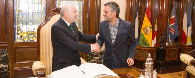 Javier Losada y Xulio Ferreiro ante el libro de oro de la ciudad