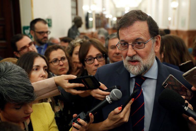 El presidente del Ejecutivo, Mariano Rajoy, conversa con los periodistas tras su intervención de la sesión de control al Gobierno en el Congreso de los Diputados