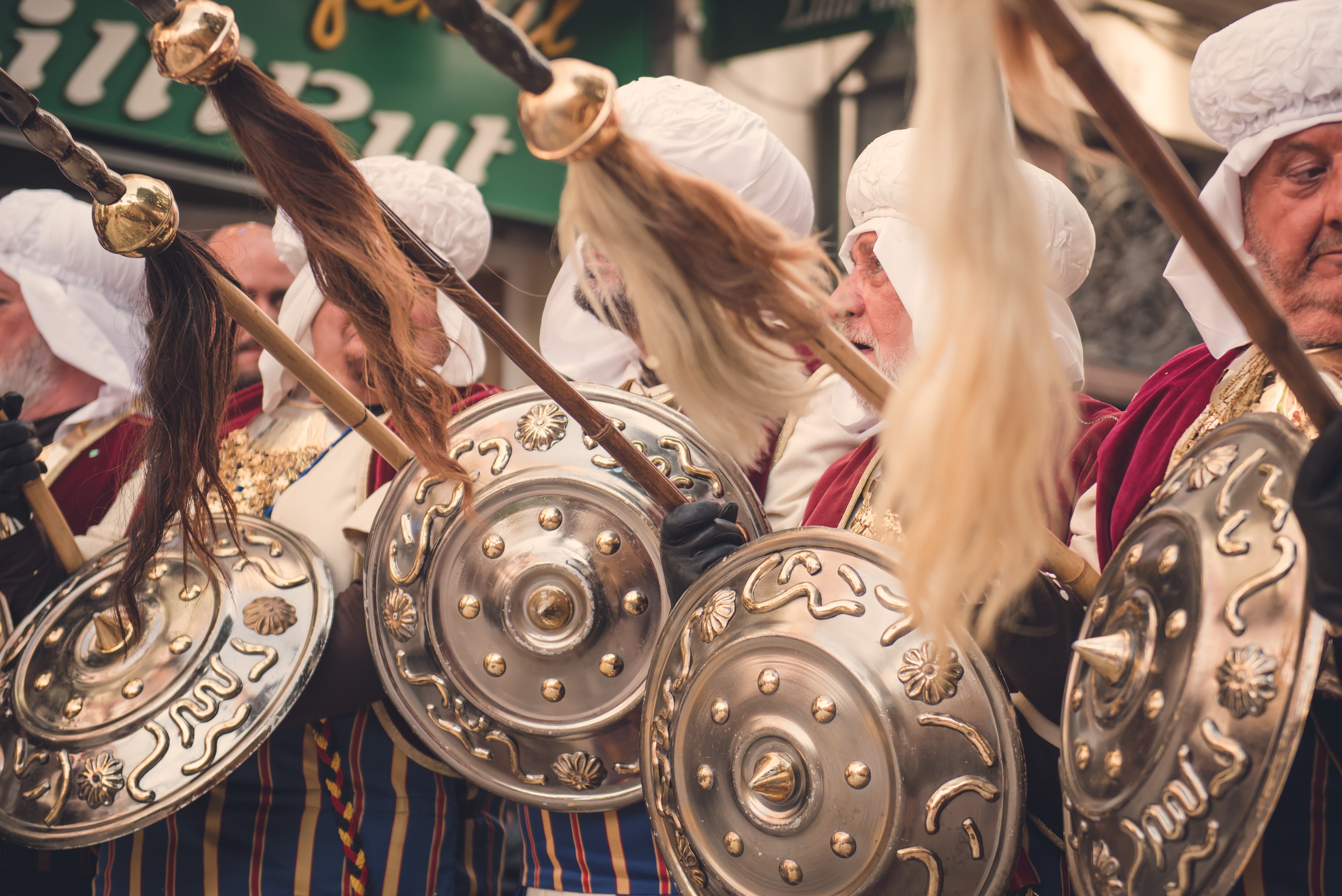 Detalle de una escuadra de la Filà Marrakesch en la Entrada Mora de Alcoy
