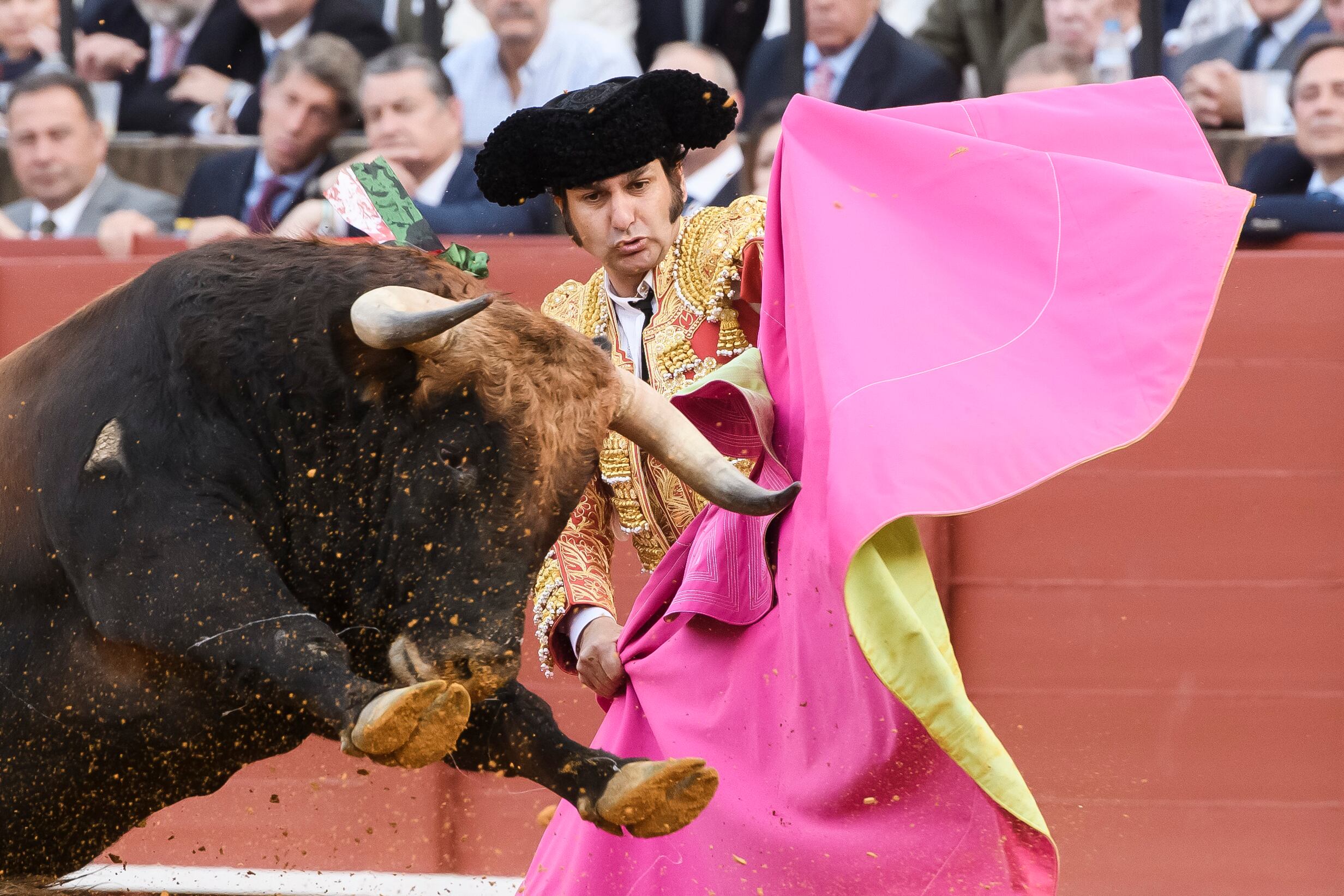 -FOTODELDIA- SEVILLA, 09/04/2023.- El Diestro Morante de La Puebla con su segundo toro, esta tarde de Domingo de Resurrección en la Plaza de la Maestranza de Sevilla. EFE/ Raúl Caro.
