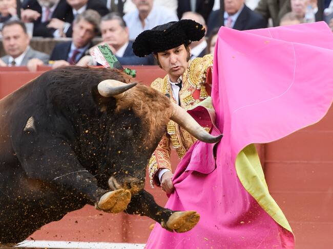 -FOTODELDIA- SEVILLA, 09/04/2023.- El Diestro Morante de La Puebla con su segundo toro, esta tarde de Domingo de Resurrección en la Plaza de la Maestranza de Sevilla. EFE/ Raúl Caro.
