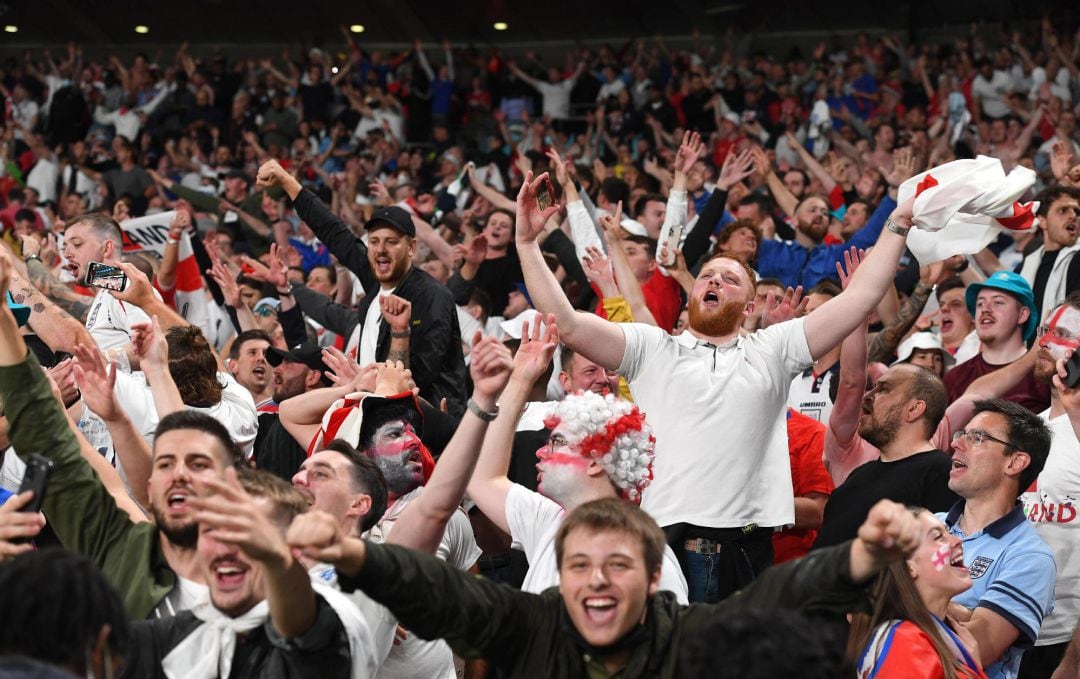 Varios fans de la selección inglesa de fútbol celebran el pase a la final ante Dinamarca en Londres