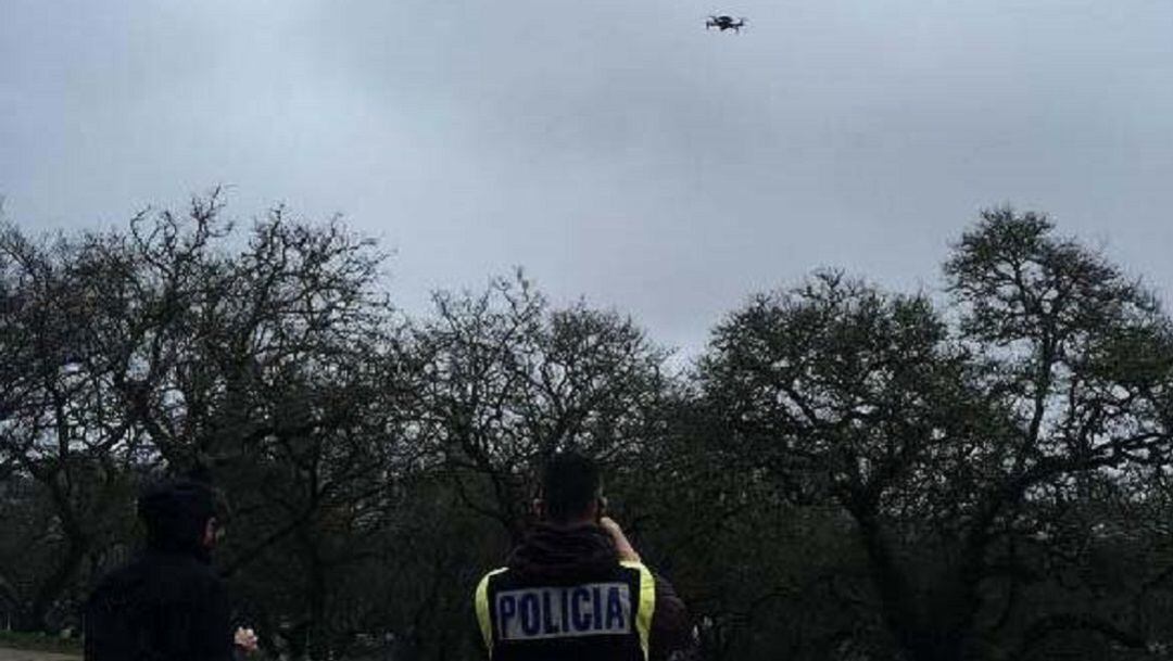 Un agente controla un dron