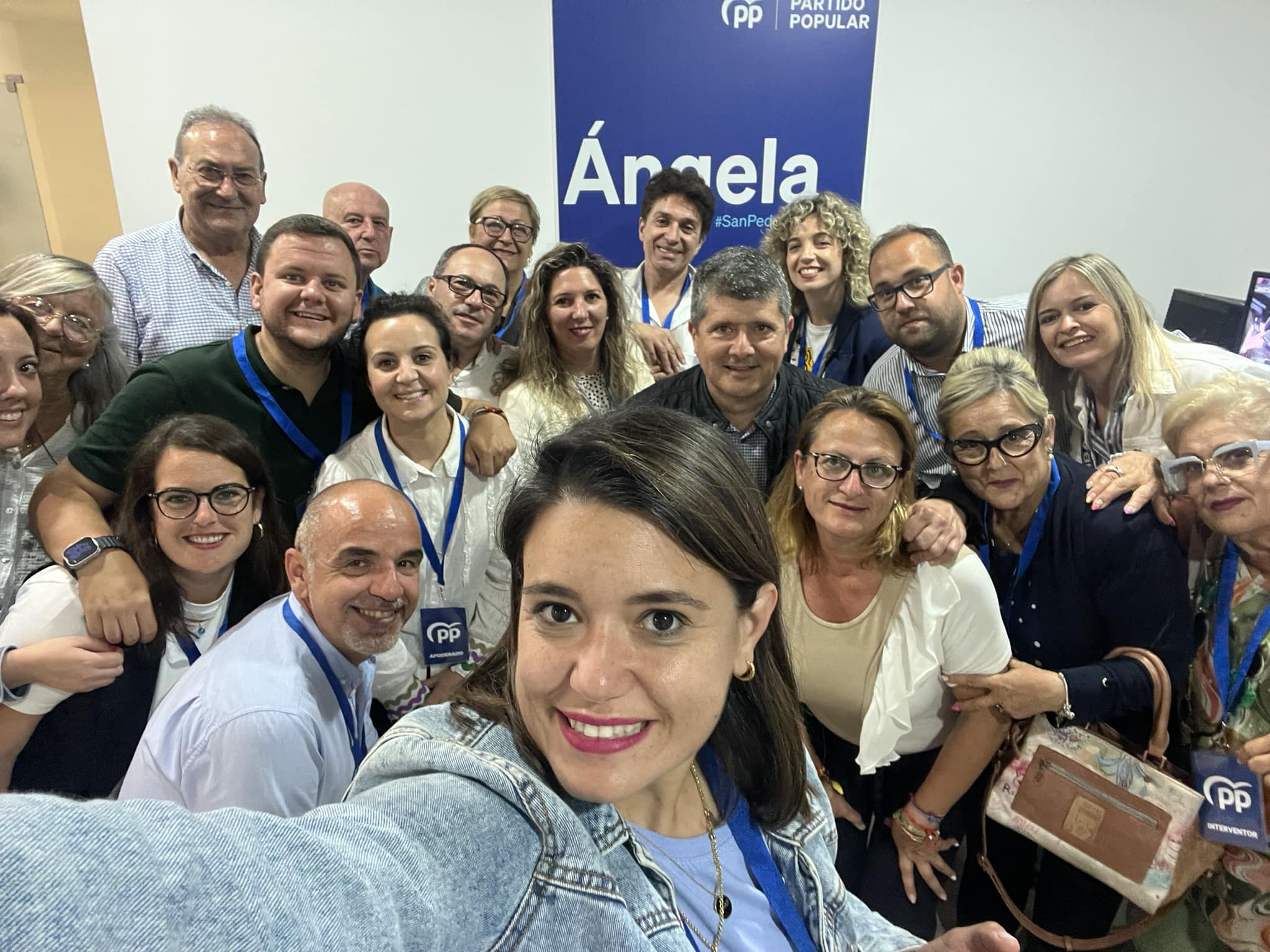 Ángela Gaona, en primer plano, junto a su equipo del PP