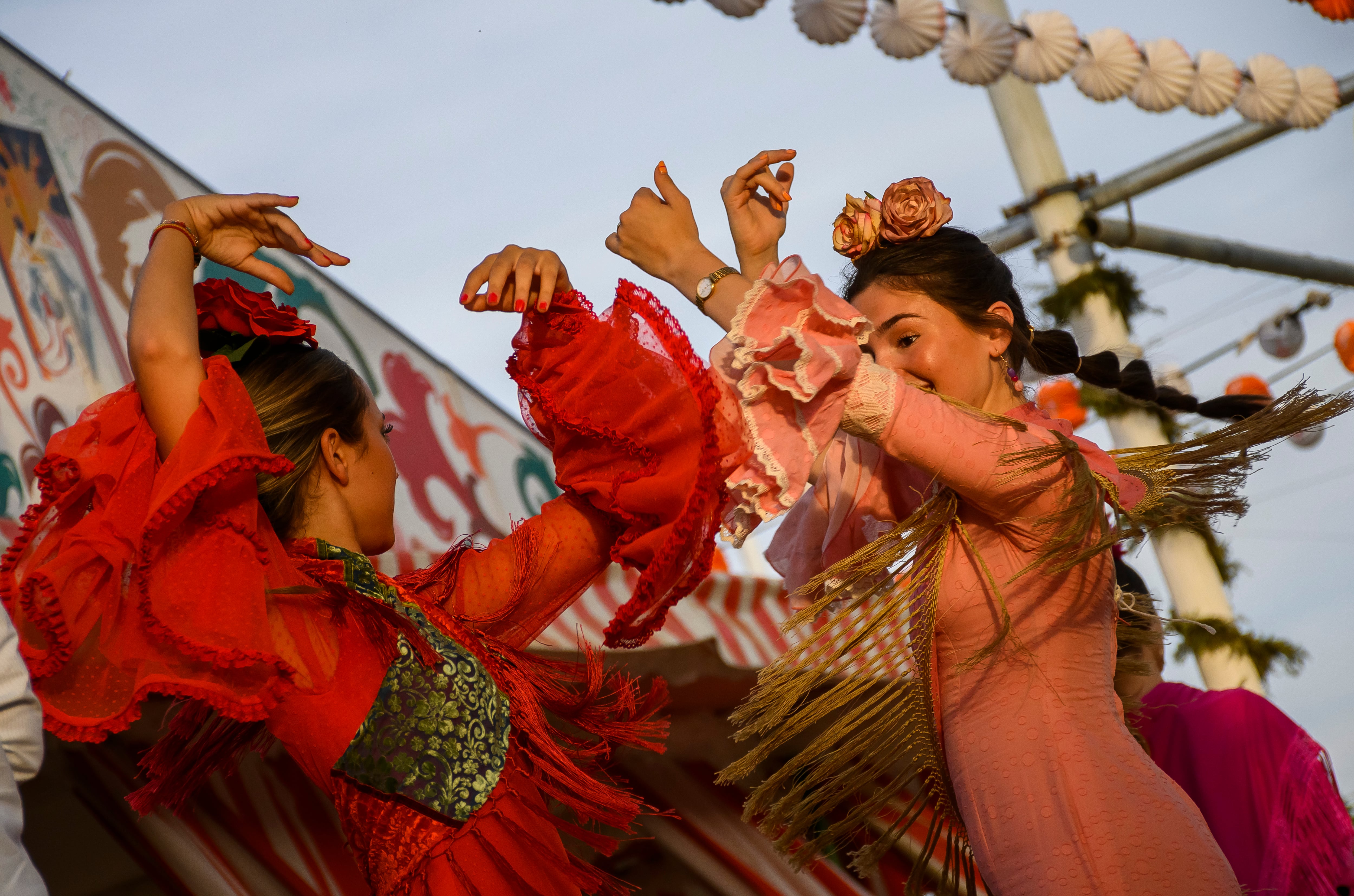 SEVILLA, 27/04/2023.- Dos mujeres bailan sevillanas en la Feria de Abril de Sevilla. EFE/ Raúl Caro