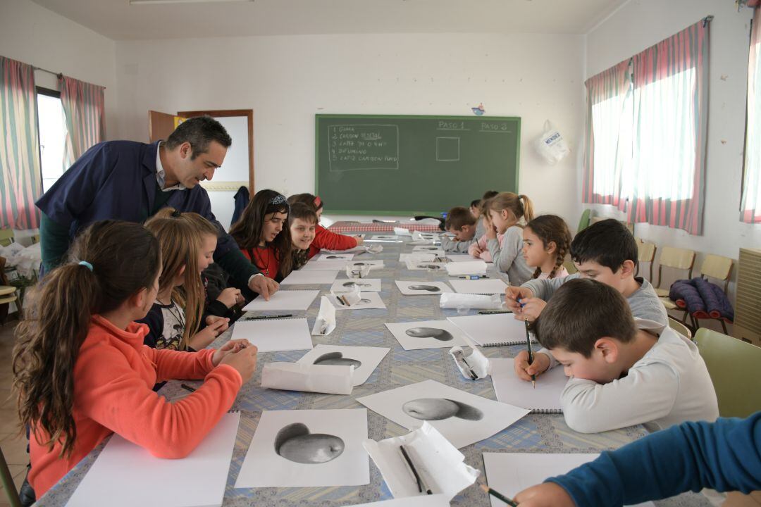 Alumnos con su profesor en una de las aulas del colegio jubriqueño