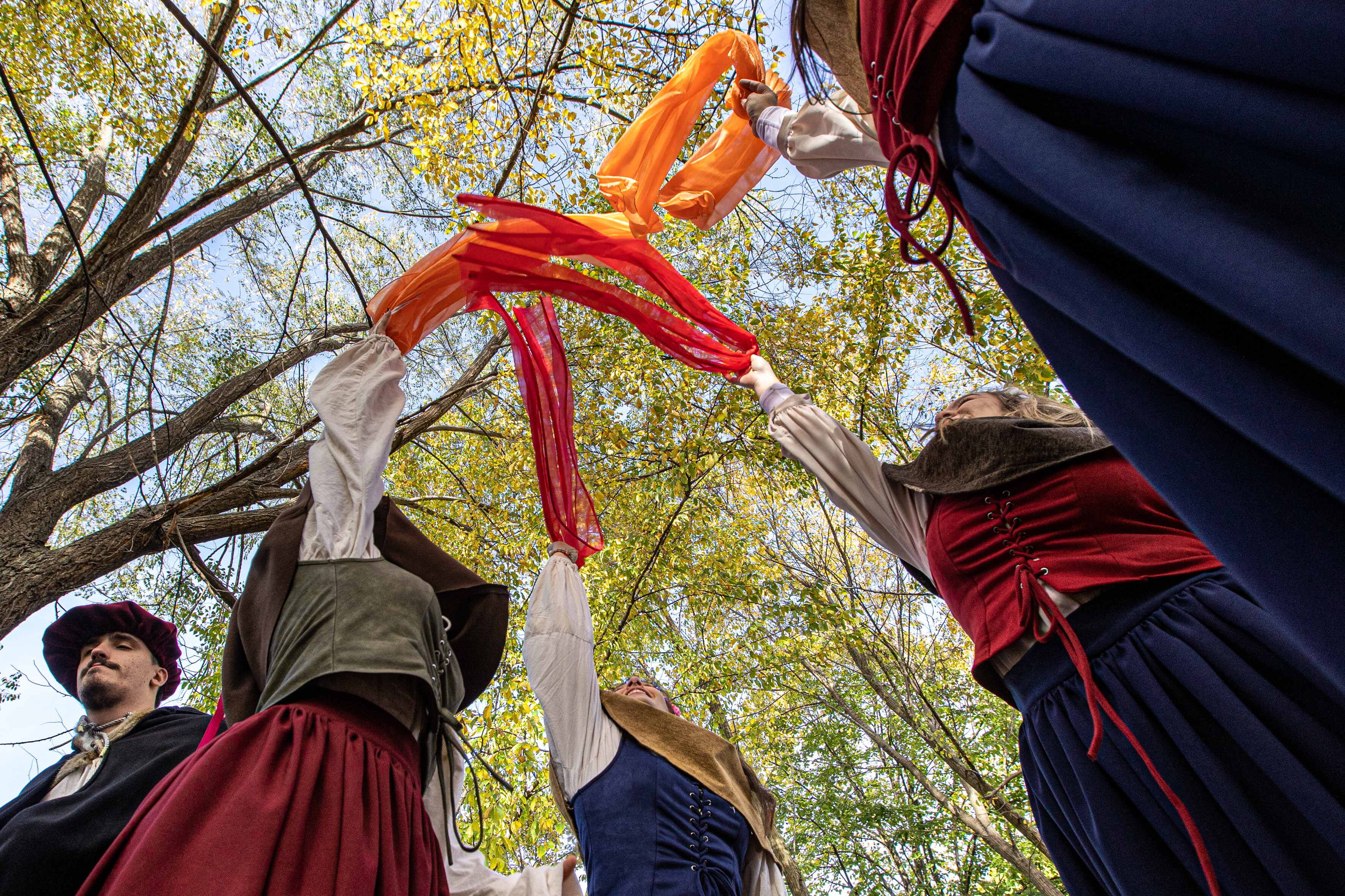 LOGROÑO, 09/11/2025.- Ciudadanos de Logroño se han congregado este domingo en el 'Bosque de la Memoria', donde se ha tributado un simbólico y emotivo homenaje a las víctimas del proceso inquisitorial acontecido en esta ciudad en el Auto de Fe de 1610. EFE/ Raquel Manzanares
