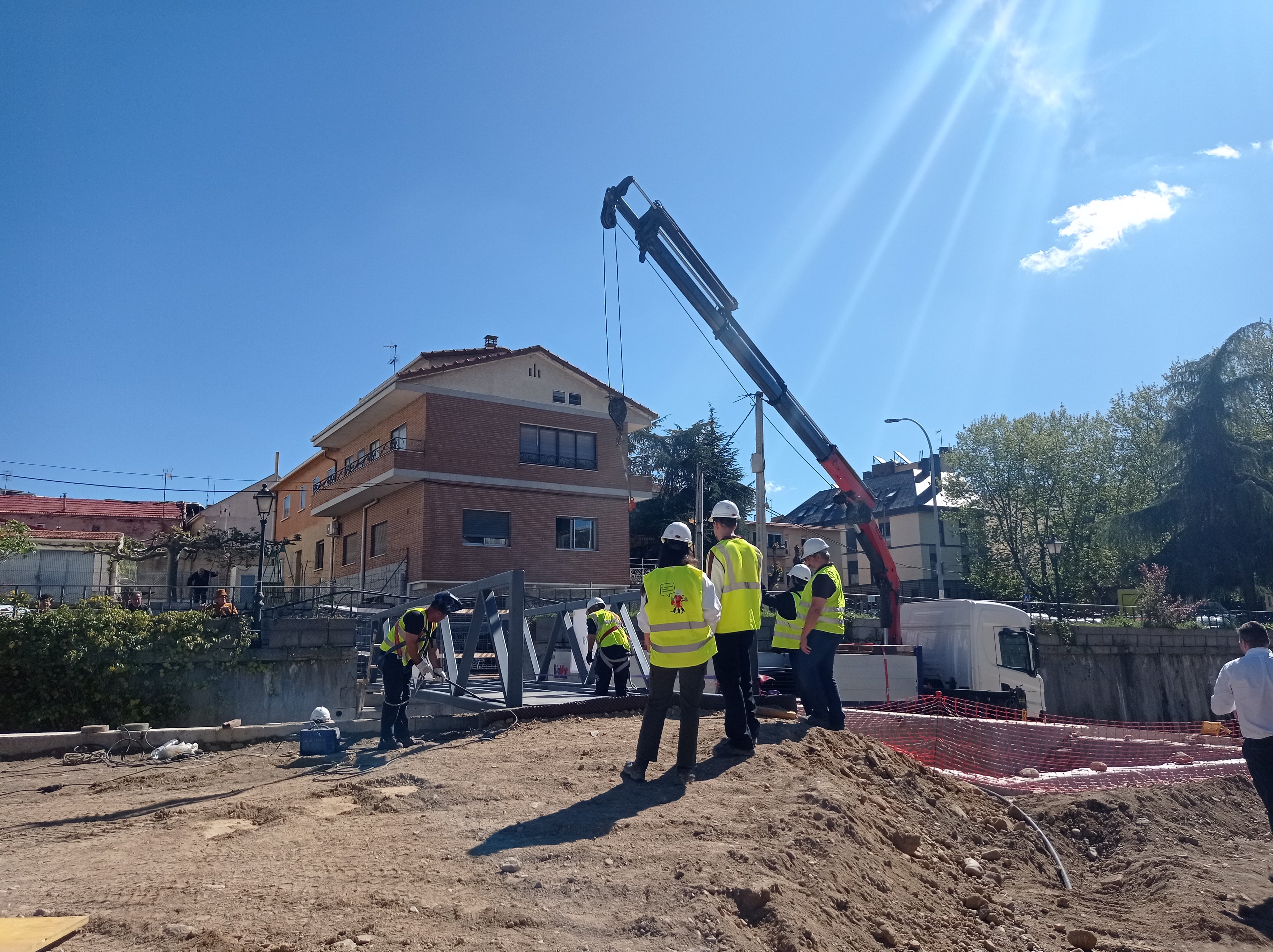 Instalación de la nueva pasarela sobre el arroyo de la Poveda en Collado Villalba