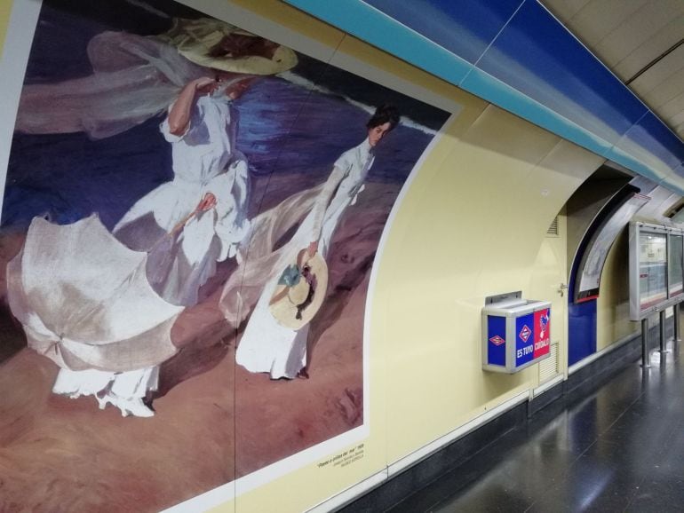 Una de las obras de Joaquin Sorolla &#039;Paseo a orillas del mar&#039; reproducida en los paneles del anden del Metro de Iglesia