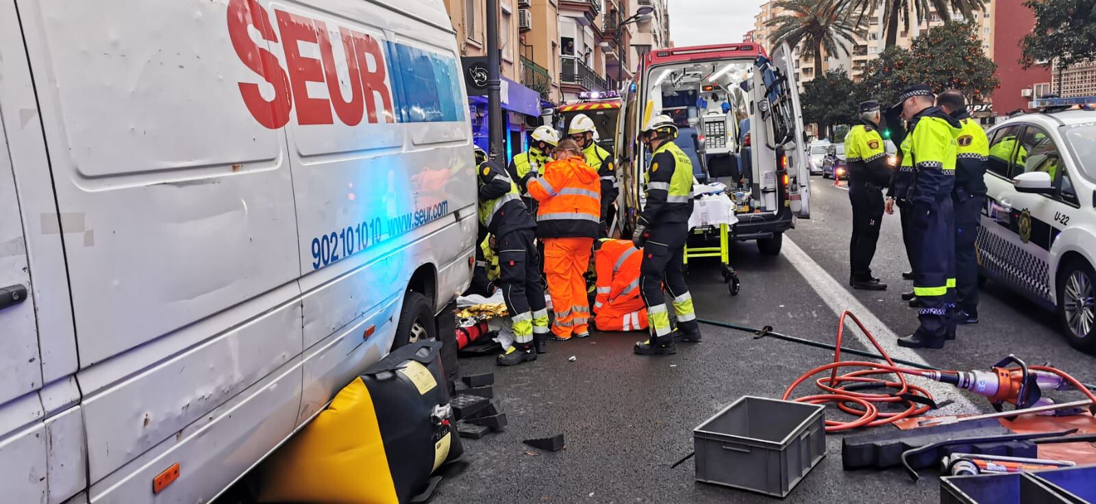 El motorista ha quedado atrapado bajo la furgoneta