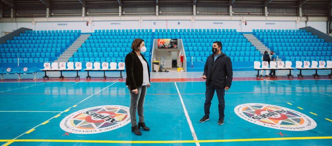 La alcaldesa de Arrecife, Ástrid Pérez, y el concejal de Deportes, Roy González, en el pabellón de Titerroy con los asientos puestos.