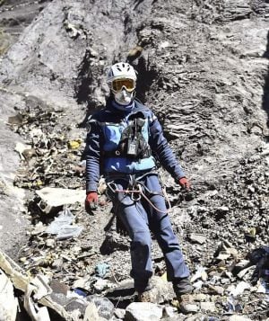 GRA144 SEYNE LES ALPES (FRANCIA) 1/4/2015- Fotografía facilitada por el Ministerio de Interior galo hoy miércoles 1 de abril de 2015 que muestra a los miembros de los equipos de rescate mientras revisan restos del fuselaje del avión en el lugar de la catá