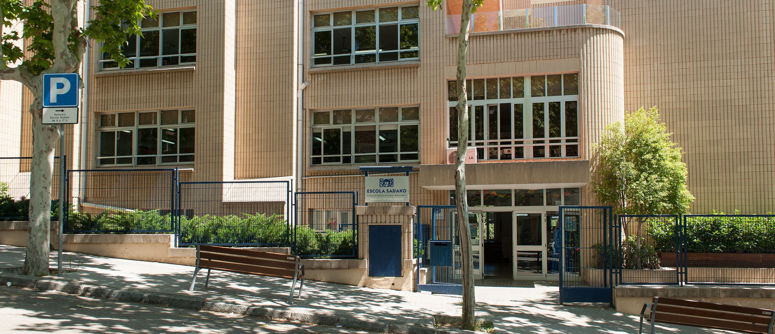 Entrada de l&#039;Escola Sadako de Barcelona, al districte de Gràcia