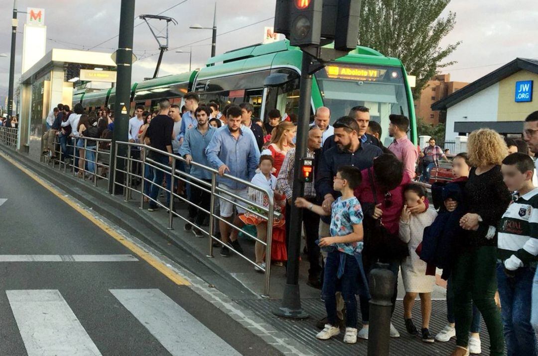 Usuarios abarrota en metro de Granada durante el último Corpus