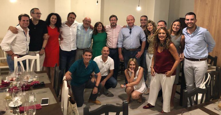 Iván Martínez (cuarto por la izquierda) junto al resto del equipo de gobierno del PP durante una comida de conviviencia