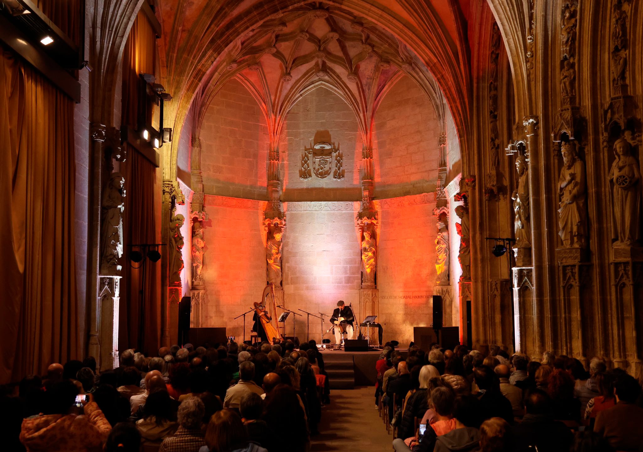 Presentación del Aitzina Folk en el pórtico de la Catedral de Santa María de Vitoria