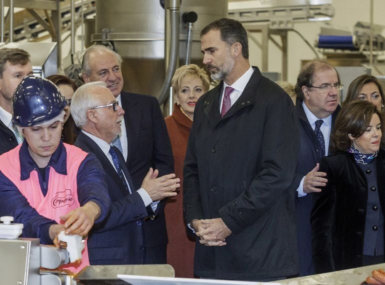 El rey Felipe VI acompañado por el presidente de Castilla y León, Juan Vicente Herrera (2d), y la vicepresidenta del Gobierno, Soraya Sáenz de Santamaría.