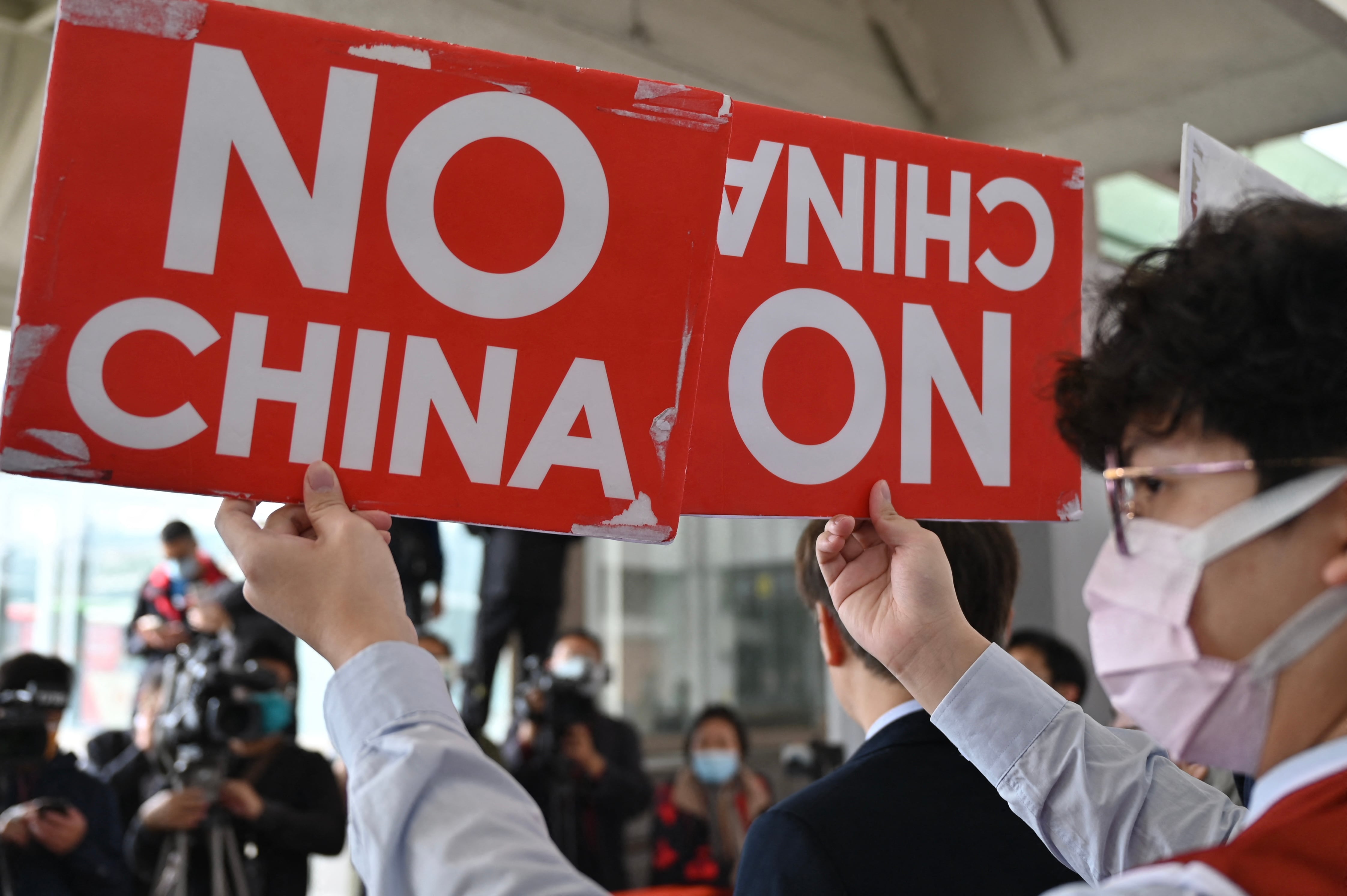 Ciudadanos taiwaneses protestan a favor la independencia total de Taiwán con respecto a China