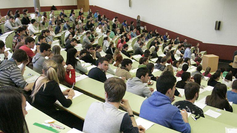 Estudiantes, ante uno de los exámenes de ediciones pasadas.