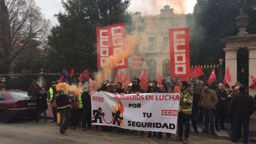 Protesta de los bomberos ante la Diputación